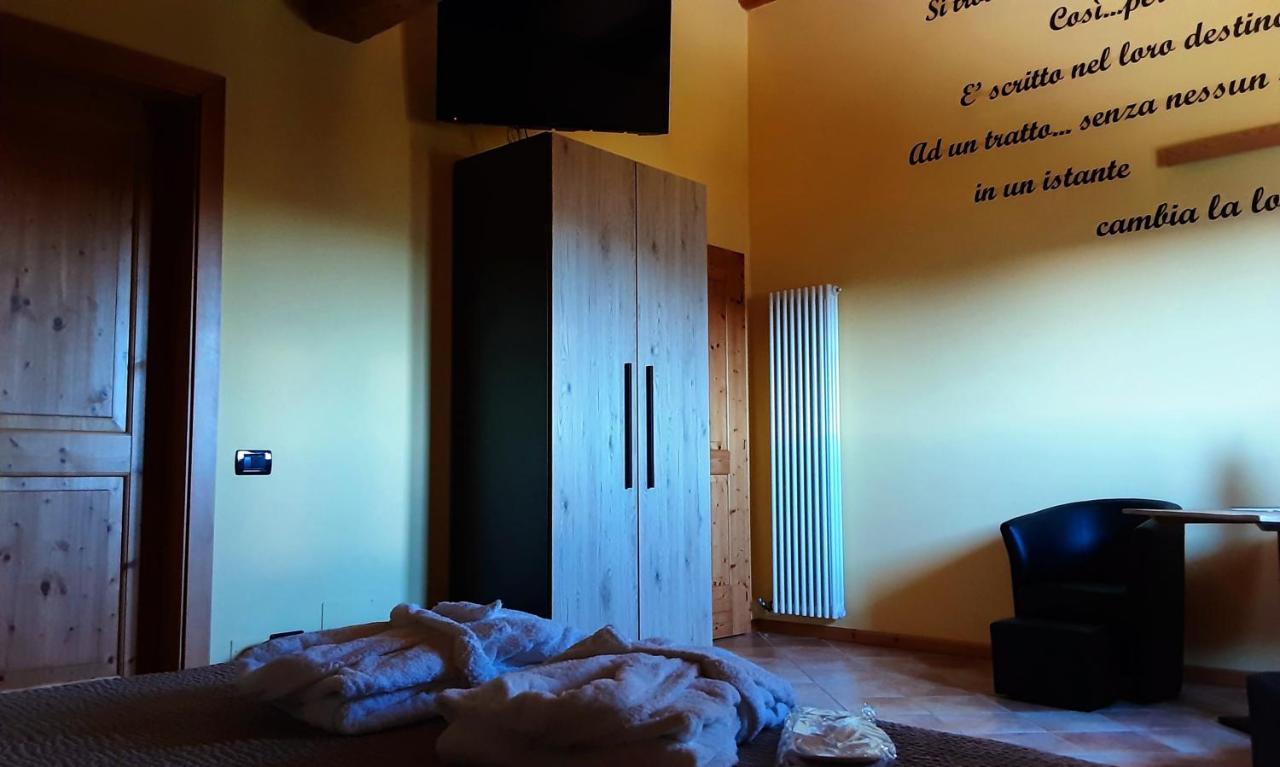 Chalet Chapeau Rar Castel Condino Exteriér fotografie